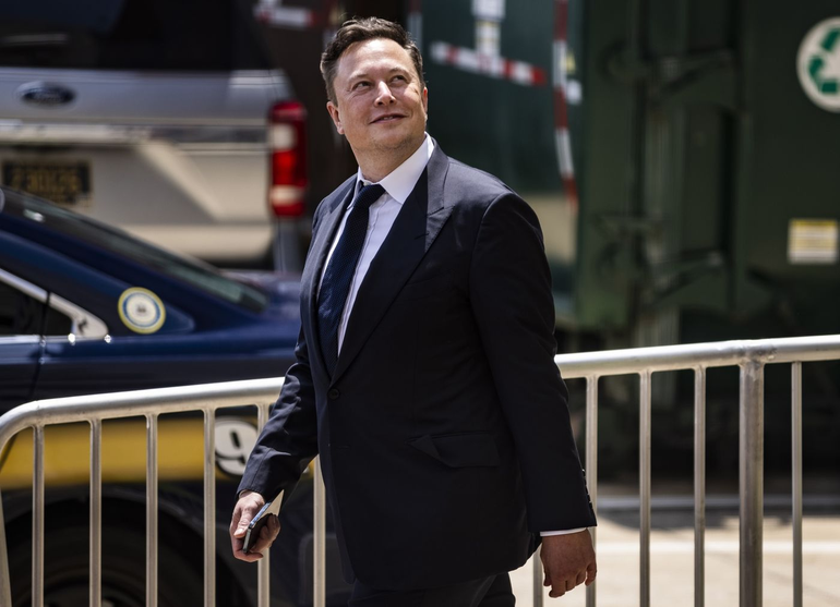 Tỷ phú Elon Musk, nhà đồng sáng lập Tesla trở thành người có khối tài sản lớn nhất hành tinh, đồng thời là người kiếm được nhiều tiền nhất trong năm 2021 (Ảnh: AP).