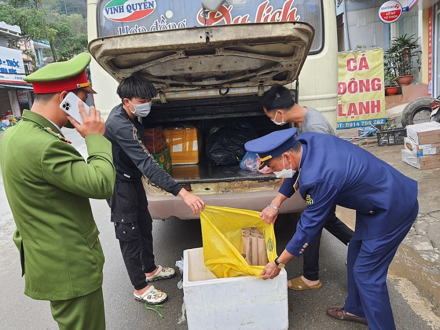 QLTT Hà Giang bắt giữ lô pháo lậu sau Tết Nguyên đán