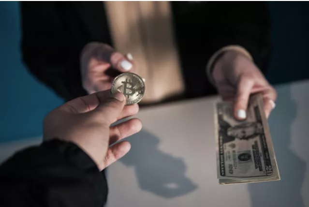 Nếu nhà đầu tư bỏ ra 1.000 USD mua bitcoin từ đầu năm thì bây giờ họ lãi khoảng 780 USD (Ảnh: Yahoo).