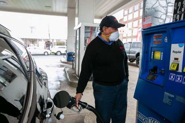 Bơm xăng cho phương tiện tại một trạm xăng ở New Jersey, Mỹ. (Ảnh: nj)