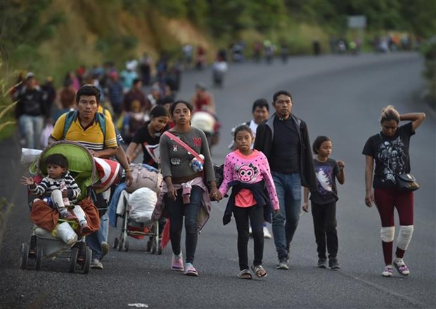 Trẻ em di cư trong hành trình theo cha mẹ tới Mỹ tại Palomares, bang Oaxaca (Mexico), ngày 15/11/2021. Ảnh: AFP/TTXVN)