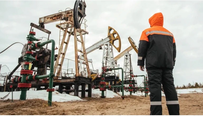 EU bắt đầu soạn thảo lệnh cấm vận dầu Nga bất chấp sự phản đối của một số quốc gia thành viên (Ảnh: Bloomberg).