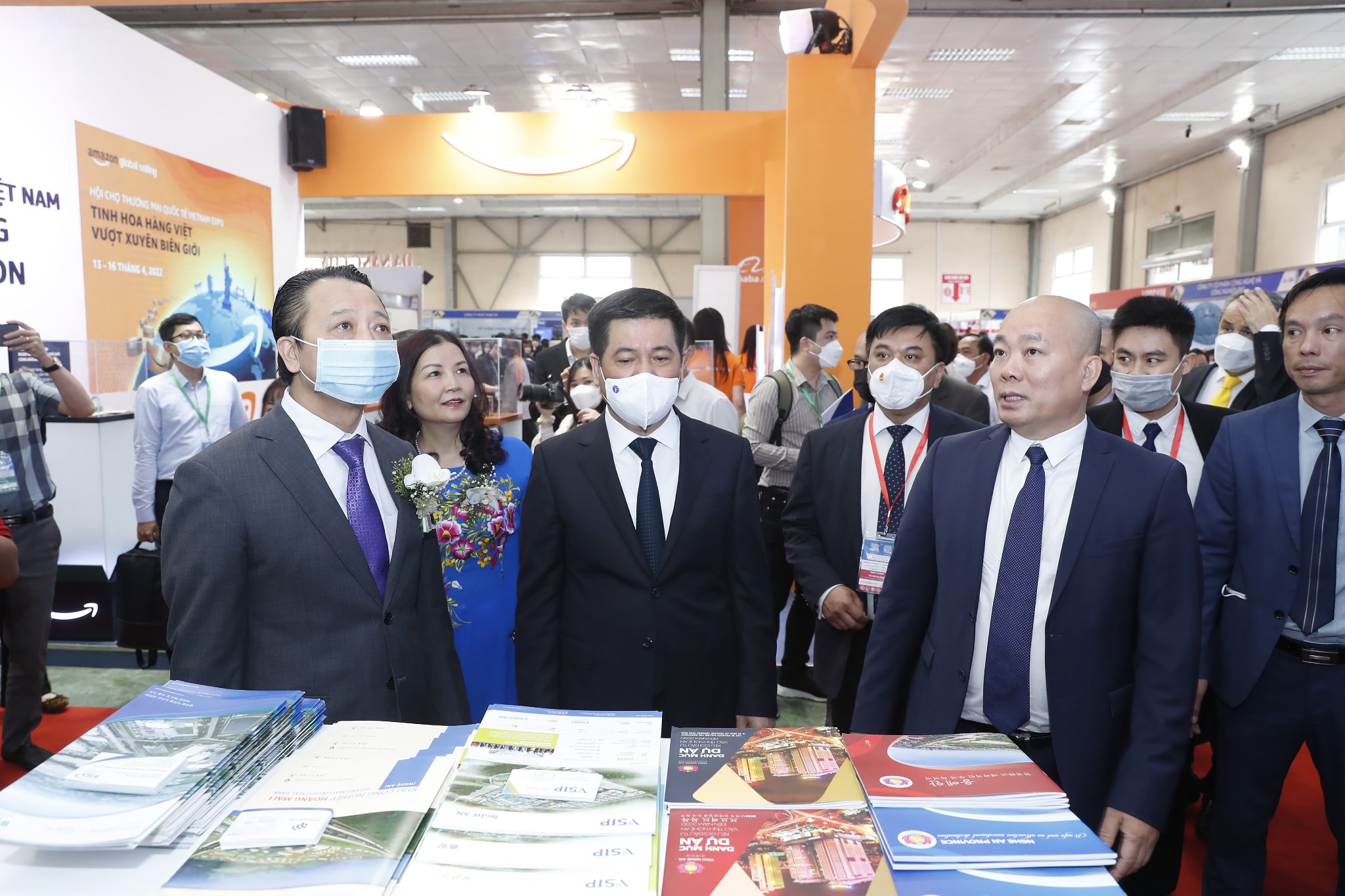 Bộ trưởng Bộ Công Thương Nguyễn Hồng Diên và các đại biểu tham quan Hội chợ