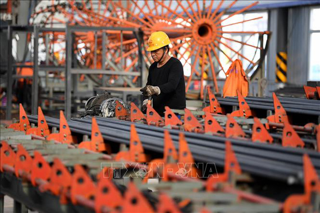 Công nhân làm việc tại một công trường xây dựng ở tỉnh An Huy, Trung Quốc ngày 13/4/2020. Ảnh: THX/TTXVN