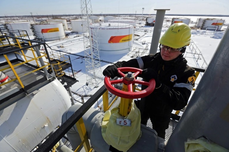 Ngành công nghiệp dầu mỏ Nga bắt đầu có dấu hiệu chững lại (Ảnh: Bloomberg).