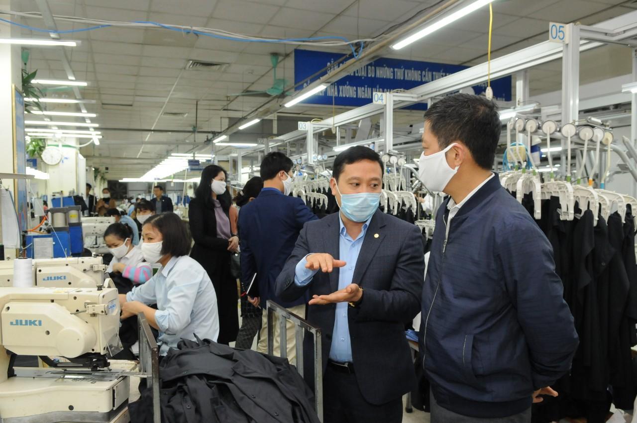 Bộ trưởng Trần Tuấn Anh thăm dây chuyền sản xuất tại Tổng công ty May 10 ... và thảo luận các giải pháp ổn định sản xuất với lãnh đạo Tổng Công ty