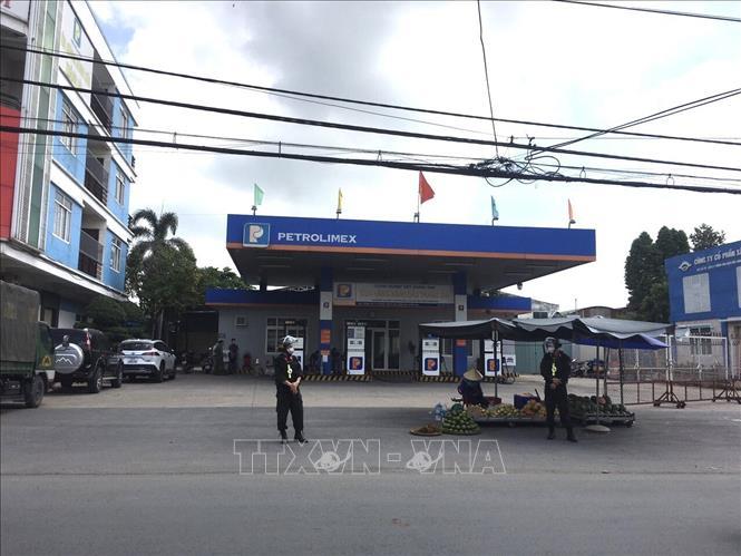 Lực lượng công an khám xét trạm xăng của Doanh nghiệp tư nhân Việt Khánh Anh. Ảnh: TTXVN
