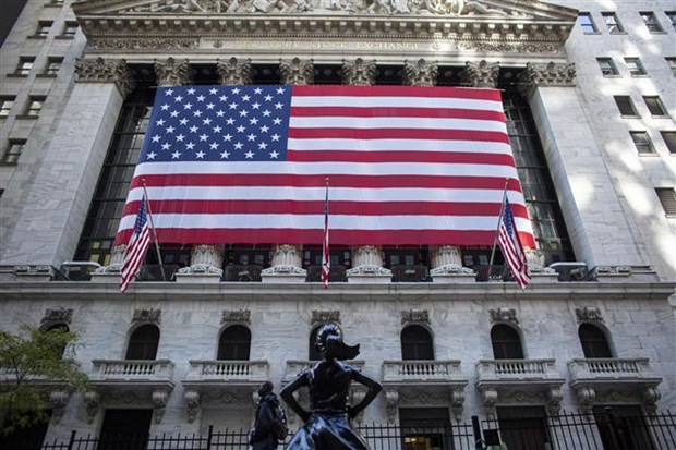 Quang cảnh bên ngoài sàn giao dịch chứng khoán New York (Mỹ). (Ảnh: AFP/TTXVN)
