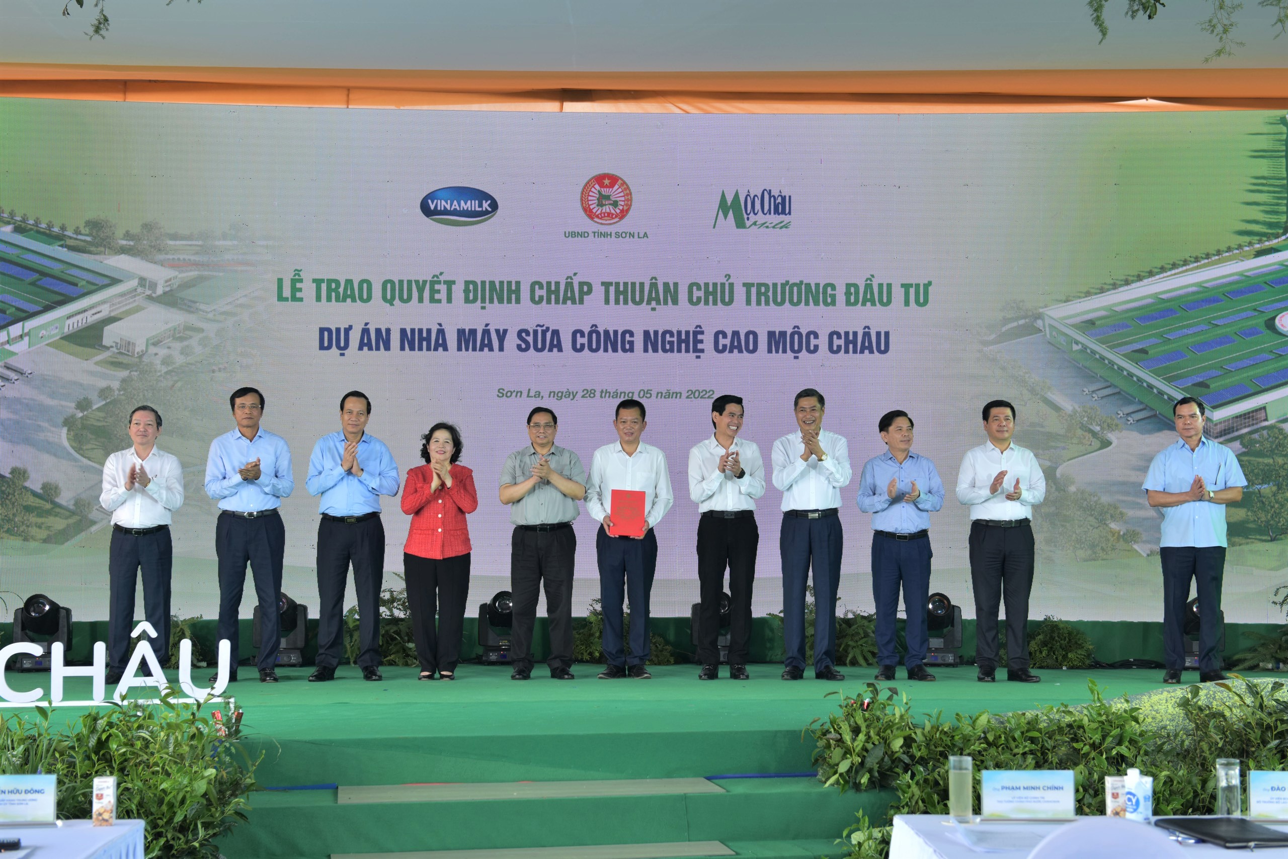 Ông Phạm Hải Nam (đứng giữa) – Tổng Giám đốc Mộc Châu Milk đại diện nhận Quyết định chấp thuận chủ trương đầu tư cho hạng mục “Nhà máy sữa công nghệ cao Mộc Châu” từ lãnh đạo Tỉnh Sơn La.