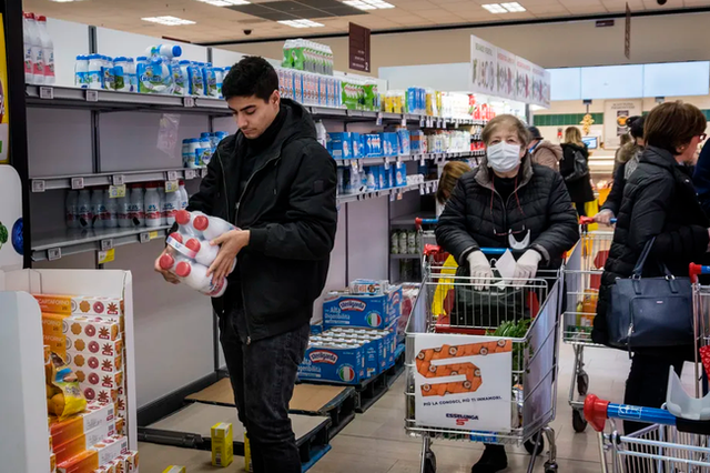 Người dân mua hàng trong siêu thị tại Italy. (Ảnh: Getty Images)