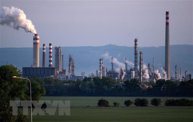 Toàn cảnh nhà máy lọc dầu Slovnaft ở Bratislava, Slovakia ngày 3/5. (Ảnh: AFP/TTXVN)