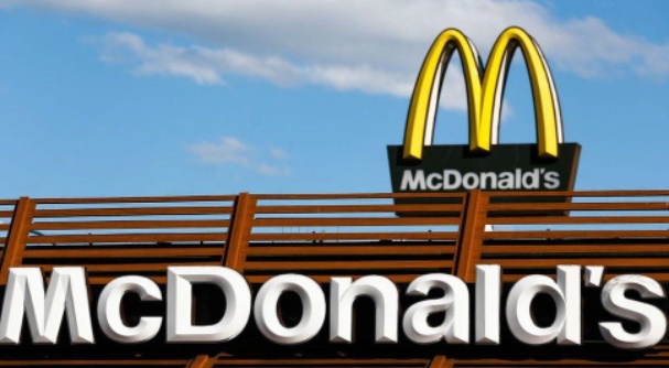 Hãng đồ ăn nhanh McDonald đã chia tay với thị trường Nga (Ảnh: Getty).
