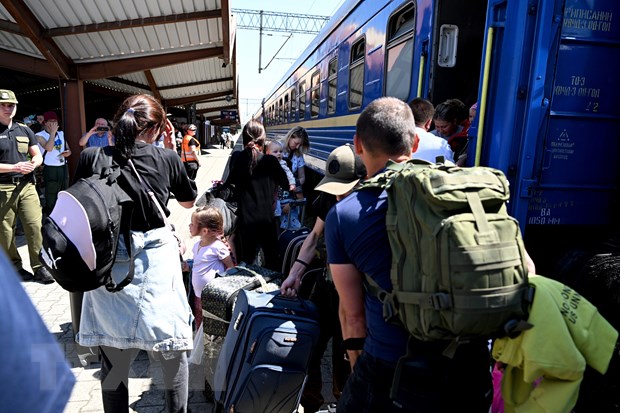 Người tị nạn từ thành phố Odessa, Ukraine, sơ tán tới Przemysl, Ba Lan, ngày 12/5/2022. (Ảnh: PAP/TTXVN)