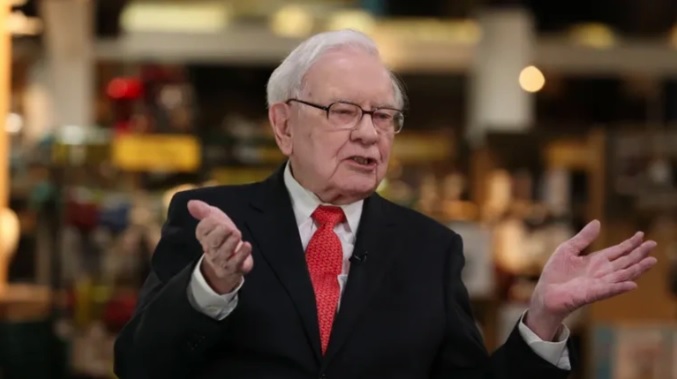 Tỷ phú Warren Buffett cho rằng, cách tốt nhất để chống lại lạm phát là hãy đặc biệt giỏi về một thứ gì đó (Ảnh: Getty).
