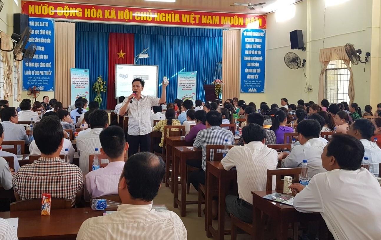 Đông đảo thầy cô giáo, phụ huynh học sinh tham gia các buổi tập huấn về việc triển khai SHĐ tại các trường học