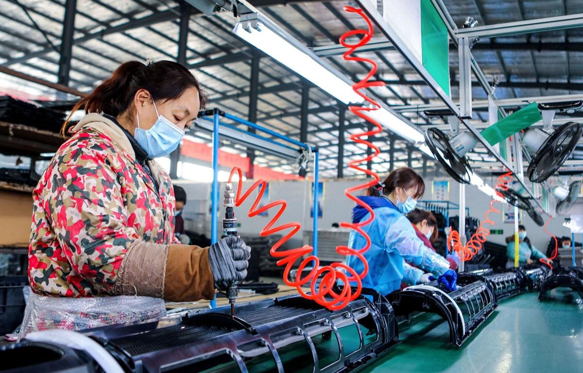 Công nhân làm việc tại một nhà máy ở tình Hồ Bắc, Trung Quốc