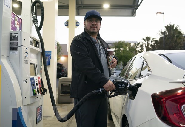 Người dân bơm xăng cho phương tiện tại trạm xăng ở Millbrae, California, Mỹ. (Ảnh: THX/TTXVN)