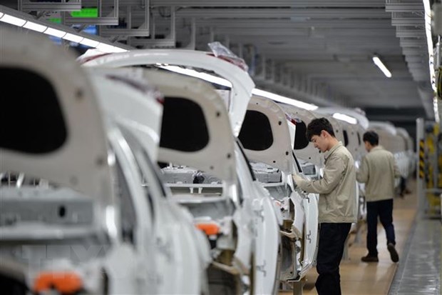 Công nhân làm việc tại một nhà máy sản xuất ôtô. (Ảnh: AFP/TTXVN)