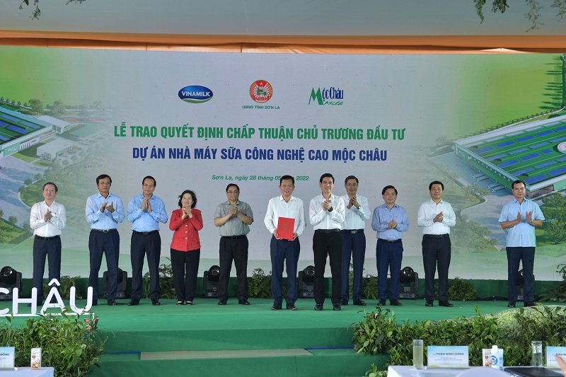 Ông Phạm Hải Nam (đứng giữa) – Tổng giám đốc Mộc Châu Milk đại diện nhận Quyết định chấp thuận chủ trương đầu tư cho hạng mục “Nhà máy sữa công nghệ cao Mộc Châu” từ lãnh đạo Tỉnh Sơn La