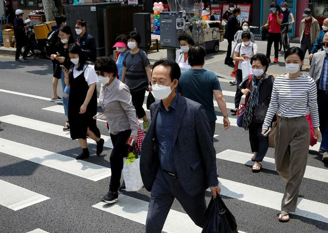 Người Hàn Quốc qua đường tại Seoul. (Ảnh: Reuters)