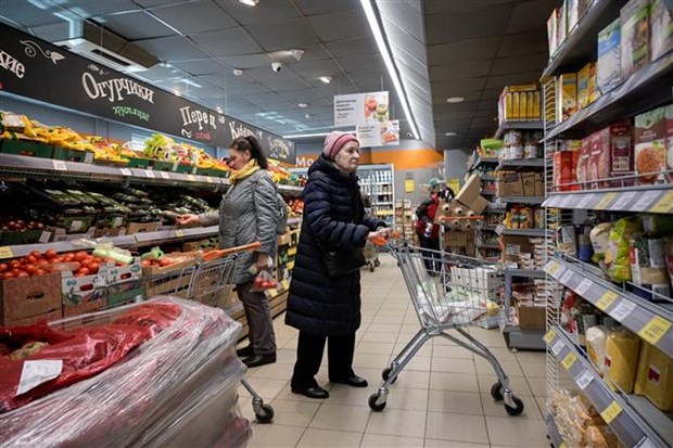 Người dân mua hàng tại một siêu thị ở thủ đô Moskva (Nga) ngày 6/4/2022. (Ảnh: AFP/TTXVN)
