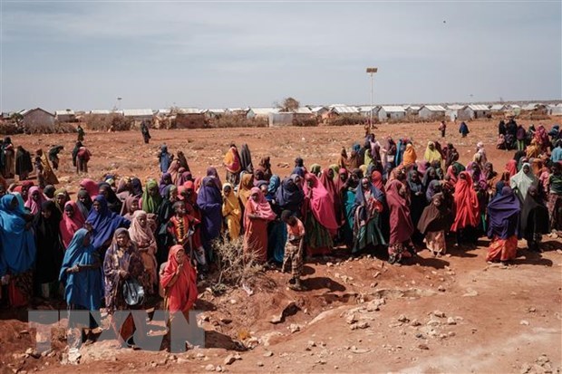 Người dân xếp hàng chờ nhận lương thực cứu trợ tại trại tị nạn ở Baidoa, Somalia, ngày 14/2/2022. (Ảnh: AFP/TTXVN)