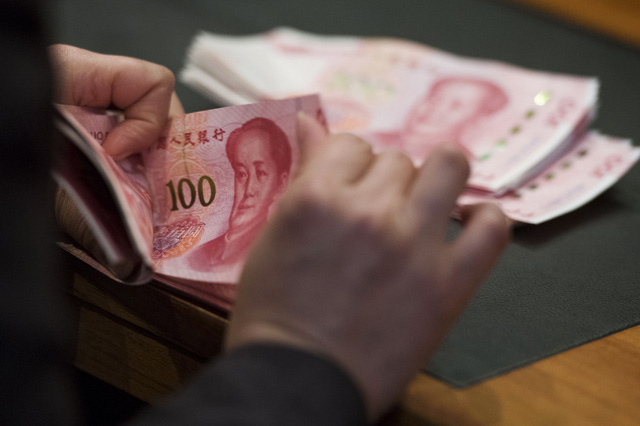 Thống kê được thực hiện hồi cuối tháng 4 cho thấy, tổng lượng tiền tiết kiệm tại các ngân hàng Trung Quốc chạm ngưỡng hơn 16.000 tỷ USD. (Ảnh minh họa - Ảnh: Bloomberg)