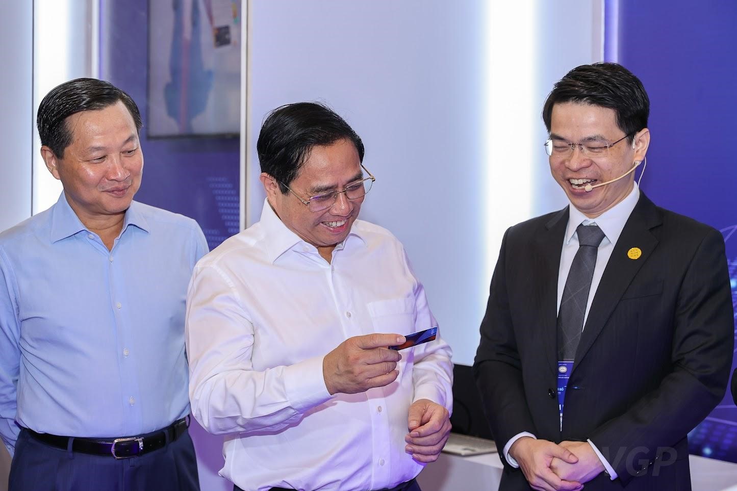 Thủ tướng Chính phủ Phạm Minh Chính tham quan gian hàng của KienlongBank tại sự kiện và ấn tượng với tính năng phát hành thẻ nhanh