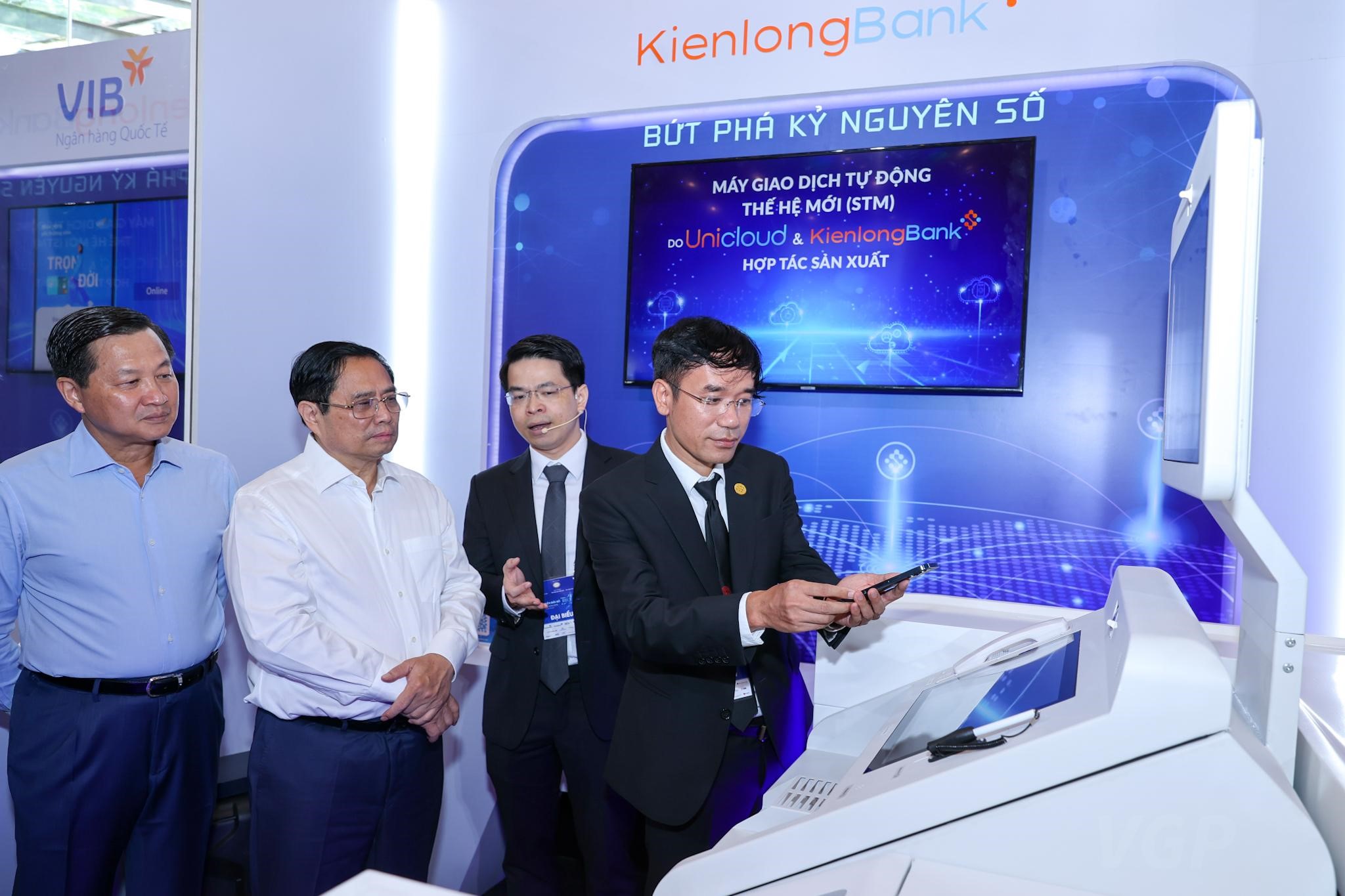 Đại diện KienlongBank và Unicloud Group giới thiệu với Thủ tướng Chính phủ Phạm Minh Chính và Phó Thủ tướng Lê Minh Khái về các tính năng của máy STM 