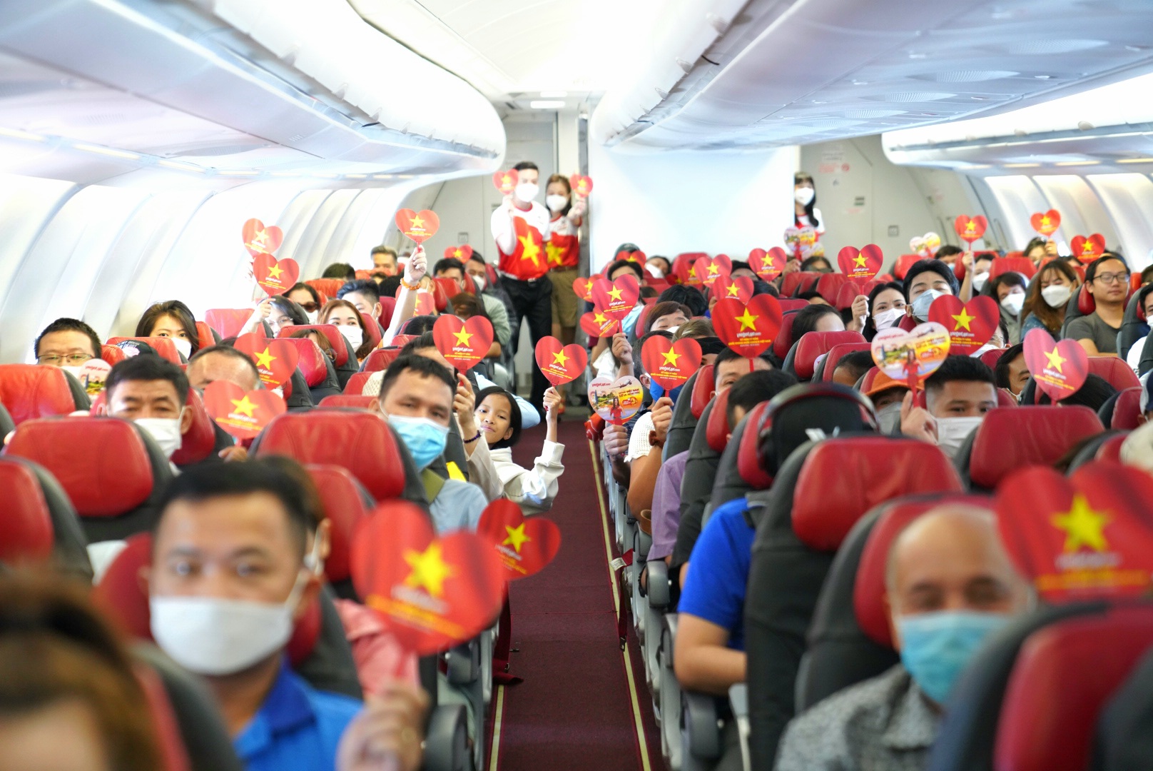 Những món quà lưu niệm thú vị, tràn ngập hình ảnh Việt Nam và gửi gắm tình cảm của phi hành đoàn đã được gửi tới các hành khách bay cùng Vietjet trong dịp này. 