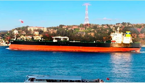 Mỹ đang dọa áp các lệnh trừng phạt đối với người mua dầu Nga nếu vượt giá trần. Trong ảnh là một tàu chở dầu Nga ở Itabul, Thổ Nhĩ Kỳ (Ảnh: AP).