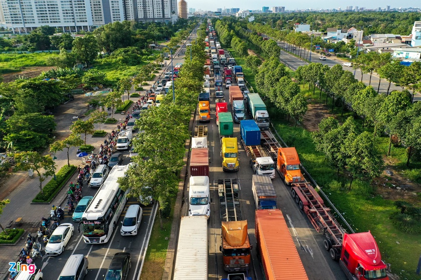 Những biến động của giá xăng dầu trong nước khiến nhiều doanh nghiệp vận tải không kịp trở tay. Ảnh: Quỳnh Danh.
