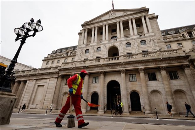 Quang cảnh bên ngoài trụ sở Ngân hàng Trung ương Anh tại thủ đô London, ngày 16/12/2021. (Ảnh: AFP/TTXVN)