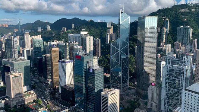 Hồng Kông không còn là thành phố đắt đỏ nhất thế giới (Ảnh: Reuters).
