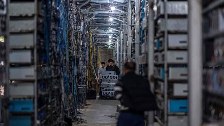 Hoạt động khai thác tiền điện tử vẫn lén lút tồn tại ở Trung Quốc (Ảnh: AFP/Getty).