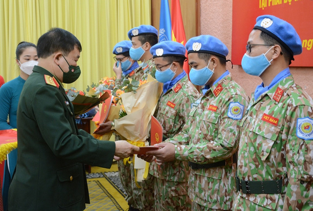 Thượng tướng Hoàng Xuân Chiến trao Quyết định của Chủ tịch nước cho các sĩ quan làm nhiệm vụ GGHB LHQ tại Phái bộ UNISFA.