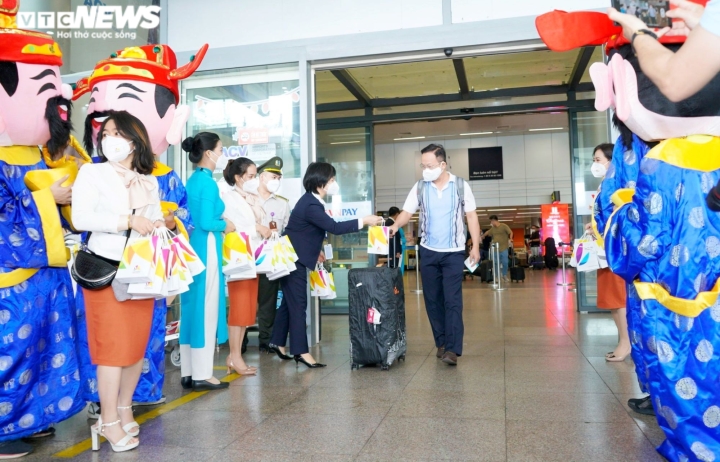 Đà Nẵng đón đoàn khách du lịch đầu tiên trong năm mới 2022.

