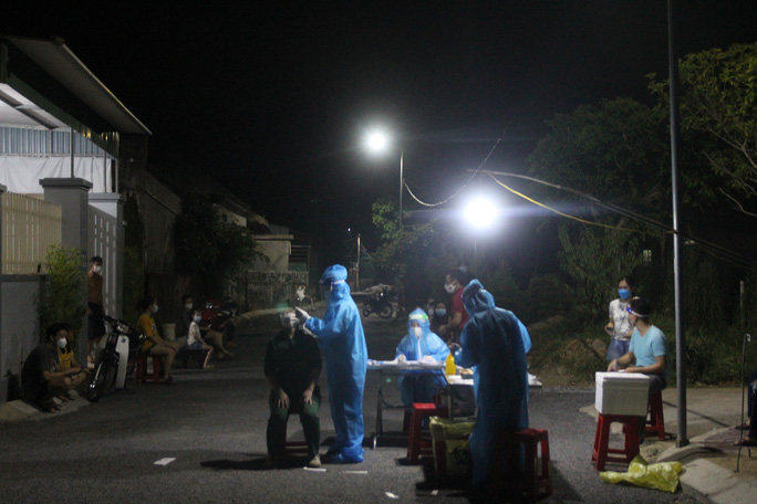 Lực lượng chức năng Nghệ An lấy mẫu xét nghiệm cộng đồng cho người dân trong đêm