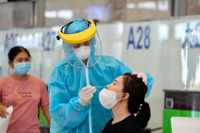 Kiều bào sau khi làm thủ tục nhập cảnh sẽ được nhân viên y tế xét nghiệm nhanh ngay tại sân bay Tân Sơn Nhất