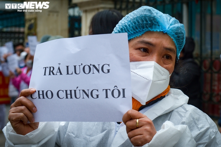 Nhân viên Bệnh viện Tuệ Tĩnh căng băng rôn yêu cầu Bệnh viện và học viện Y Dược học cổ truyền Việt Nam trả tiền lương nợ 8 tháng qua. (Ảnh: Đắc Huy)