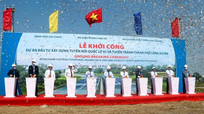 Chủ tịch nước Nguyễn Xuân Phúc cùng đại diện
lãnh đạo các Bộ ngành thực hiện nghi thức khởi công dự án