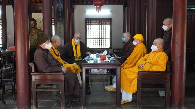 Các vị chư tăng bàn bạc công việc tổ chức tang lễ cho Thiền sư Thích Nhất Hạnh tại chùa Từ Hiếu
