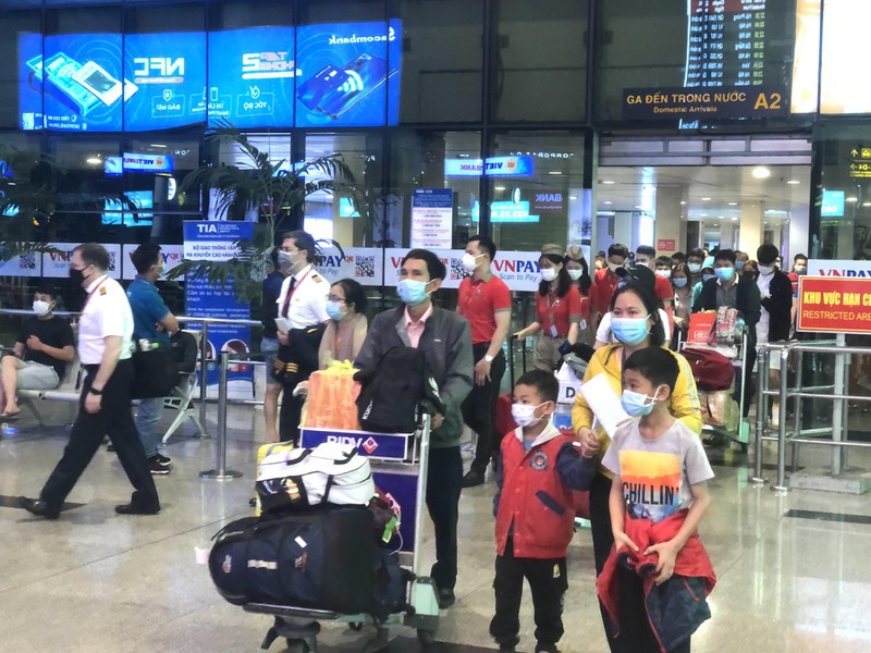 Người nhập cảnh vào Việt Nam qua cửa khẩu Cảng hàng không quốc tế Tân Sơn Nhất phải thực hiện quy trình năm bước. Ảnh: PHONG ĐIỀN


