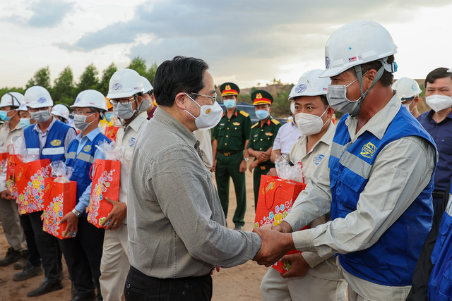 Thủ tướng chúc Tết, động viên kỹ sư, công nhân đã làm việc xuyên Tết không nghỉ để đẩy nhanh tiến độ thi công tuyến đường cao tốc Phan Thiết - Dầu Giây. Ảnh VGP/Nhật Bắc