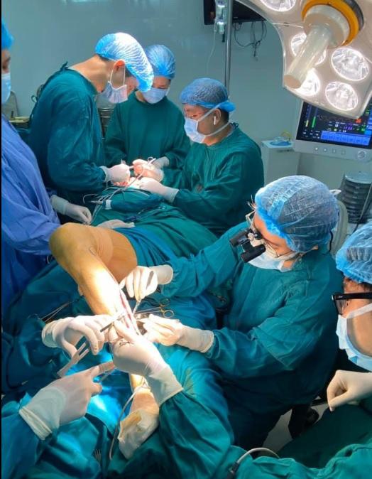 Hai ê kip cùng tiến hành mổ đồng thời giúp bệnh nhân vừa được cắt bỏ khối u, vừa tạo hình thẩm mỹ khắc phục những di chứng do việc cắt bỏ khối u để lại