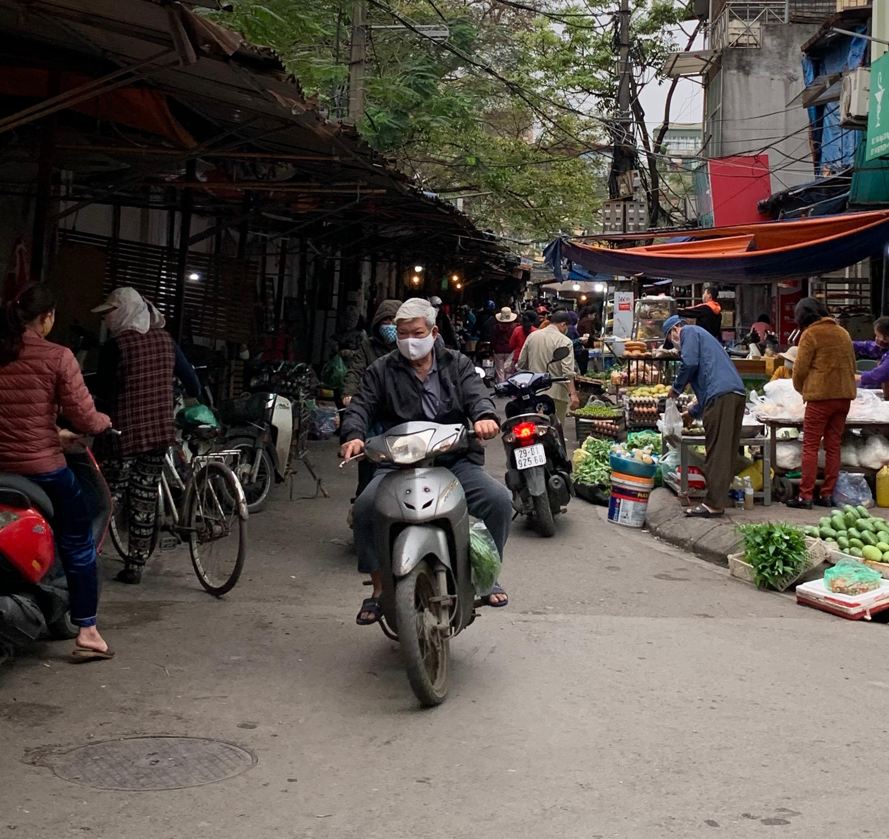 Sáng 1/4, chợ dân sinh Ngọc Khánh vẫn hoạt động bình thường.