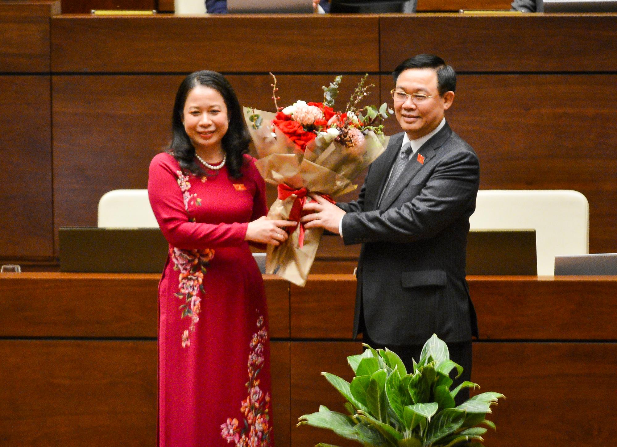 Chủ tịch Quốc hội Vương Đình Huệ tặng hoa chúc mừng tân Chủ tịch nước Nguyễn Thị Ánh Xuân