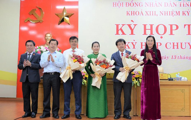 Lãnh đạo tỉnh Quảng Ngãi chúc mừng các đồng chí vừa được HĐND tỉnh thống nhất miễn nhiệm và bầu giữ các chức danh thuộc thẩm quyền.