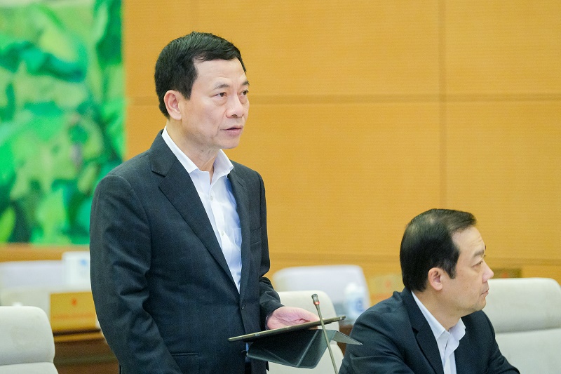 Bộ trưởng Bộ Thông tin và Truyền thông Nguyễn Mạnh Hùng giải trình thêm ý kiến ​​của các thành viên Ủy ban Thường vụ Quốc hội tại phiên họp.