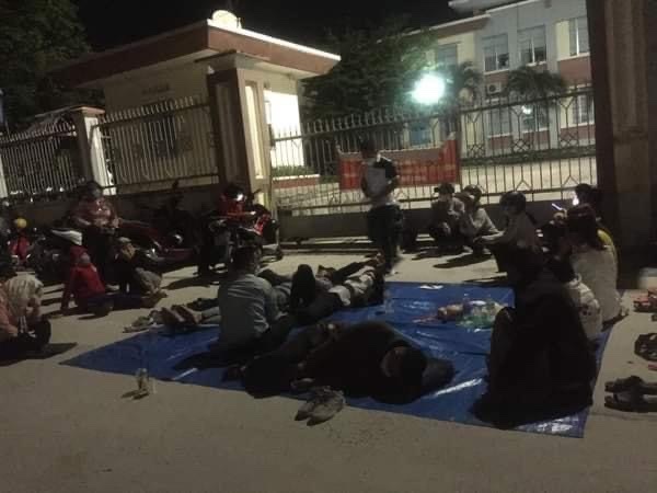 Nhiều người trải bạt nằm ngủ giữa đêm để chờ làm thủ tục đất đai tại bộ phận một cửa UBND H.Cam Lâm